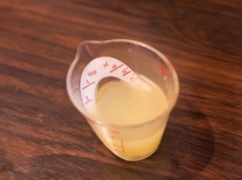 step6: 焗<a href="https://bit.ly/3zHU5V3" target="_blank" data-keyword="雞翼" class="guide-link"><strong>雞翼</strong></a> <span style="display:inline-block;vertical-align:middle;margin-top:-3px;color:initial;border-radius:3px;padding:2px 3px;font-size:12px;line-height:14px;background:#87d300;color:#fff;">即買</span> 期間可以做醬汁
先切開新鮮檸檬搾出足夠檸檬汁（我用了一個檸檬）
先預備吉士粉 1 湯匙 + 凍水 2 湯匙拌勻，另外將生粉 1/2 茶匙 及 水 1 茶匙拌勻備用