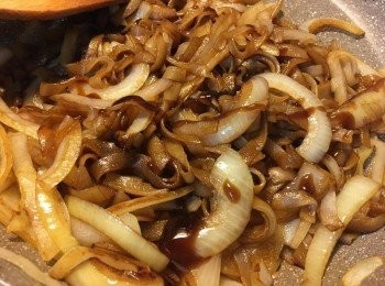 step8: 然後落老抽、蠔油、糖、胡椒粉調味料炒勻