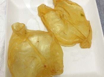 step2: 普通煲湯，不太厚的花膠，先浸浸水，我浸半小時