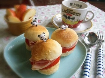 step10: 蓋上麵包，用小叉子穿插著漢堡即可享用。