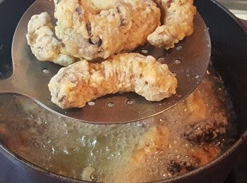 step5: 盛起花菇，回溫一會，再回鍋多炸一次成素脆鱔。