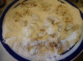 step3: *熱油鍋，沾裹木薯粉油炸。