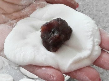 step4: 將麵糰分成小份，放入餡料，封口，搓圓