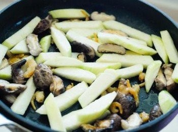 step2: 再下節瓜炒半分鐘，下水煮至節瓜軟身，再下少許鹽、糖和雞粉調味