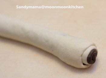 step6: 6.捲成一條，再在枱上推幼一點。