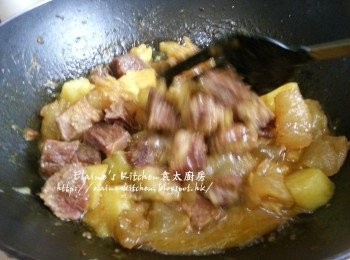 step8: 將牛腩盛起切細件 , 放回鑊中蓋上蓋焗30分鐘 , 食時再煮滾即可