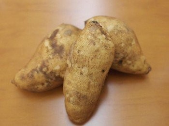 step1: 先將地瓜清洗乾淨擦乾~~