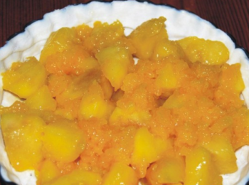 step7: 把放涼的蘋果餡倒入派皮中。