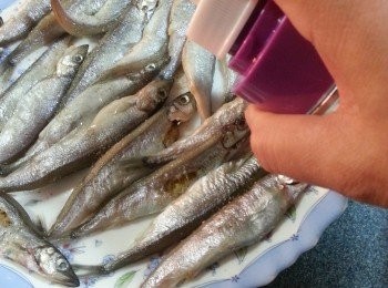 step4: <a href="https://cook1cook.com/shop/item/741?utm_source=cook1cook&utm_medium=recipeingredients&utm_campaign=o" target="_blank" data-keyword="多春魚" class="guide-link"><strong>多春魚</strong></a> <span style="display:inline-block;vertical-align:middle;margin-top:-3px;color:initial;border-radius:3px;padding:2px 3px;font-size:12px;line-height:14px;background:#87d300;color:#fff;">即買</span> 兩邊噴上油或印上油