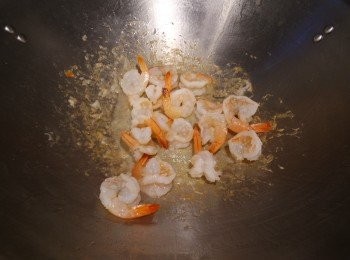 step3: 用油炒蝦仁至半熟

(一般餐廳會走油, 即輕烤炸, 但在家中不必要用那麼多油了~)