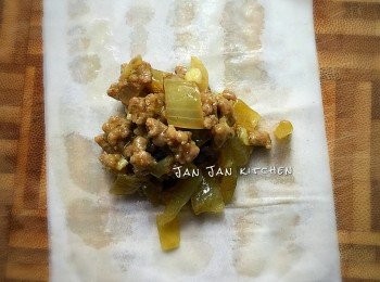 step3: 取一小張掃上少許牛油溶液，放上另一張，又掃上牛油溶液，如是鋪上4塊，最後一塊都需掃上溶液，放上餡料。
牛油溶液不用多，意在將酥皮紙黏合，無需太介意要四邊鋪齊整，少少出邊亦無妨。