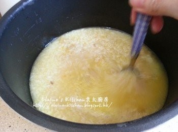 step12: 加入水 (水份量按照日常煮飯就可) , 放入電飯煲內按製煮