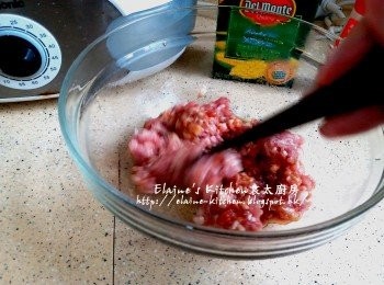 step6: 豬肉碎放入大碗內加入<span class="group_2">醃料</span>拌勻靜待10分鐘