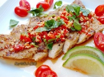 step4: 裝盤後淋上酸辣醬及檸檬汁,以少許芝麻香油作提味,最後撒上香菜及小蕃茄做點綴,就可以馬上享用囉~~