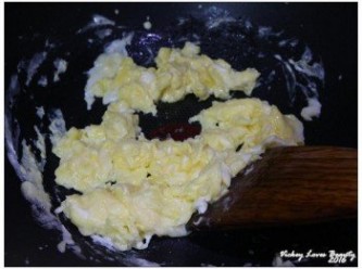 step3: 先炒飯：熱鍋之後放入適量的沙拉油後，再將蛋放入拌炒至凝固後盛起備用