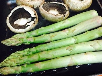 step3: 轉小火，用掃在鑊中薄薄掃上一層油，整齊放入蔬菜。讓其靜止燒烤1至2分鐘直至烤出燒烤紋（Grill Mark）。