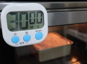 step7: 送入已事先預熱好烤箱， 上火180度cˊ下火160度cˊ烘烤30分鐘 (烤溫僅供參考，因各家使用品牌機型不同，要自己多觀察調整喔~)