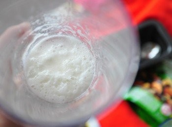 step2: 蛋白加入少許白砂糖，再以調理機打發