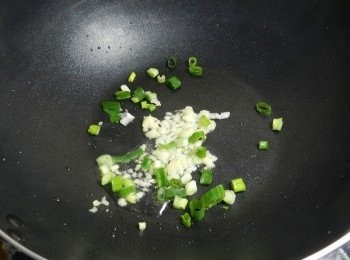 step5: 再起一油鍋，下約一大匙油，爆香蒜末與蔥末