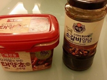 step1: 先將牛仔骨出水(凍水下牛仔骨至水滾，煲多2分鐘), 瀝乾水備用