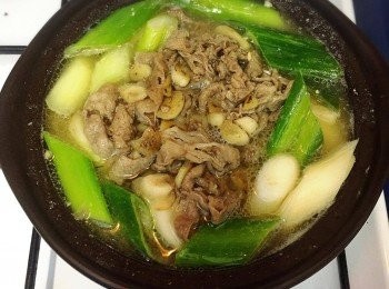 step4: 將以京蔥及肥牛一同加入豆腐，再把燒汁淋上面，撈勻即可。