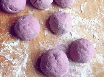 step7: 分別用手揉成大小一樣的圓團。