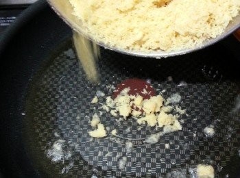 step6: 加入豆蓉順一方向攪拌,直至豆蓉與油溶合