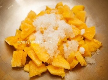 step2: 接著將鳳梨與糖一起放入鍋中加熱。(煮到完全收乾約需要45~60分鐘。)