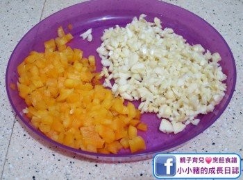 step2: 黃椒洗淨去籽切粒；蒜頭啄成蒜蓉~