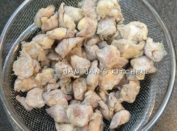 step4: 然後倒落篩中篩出多餘麵粉。