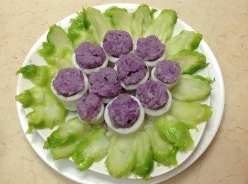 step5: 再將蒸好的小卷擺上