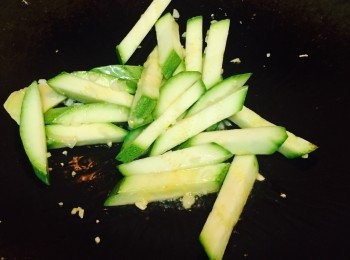 step2: 燒熱油鑊，放入翠肉瓜及蒜蓉炒至翠肉瓜變軟身。