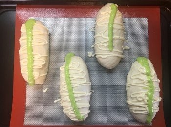 step5: 包面上放Wasabi沙律醬同原味沙律醬。
焗爐預熱180度，焗18-20分鐘。