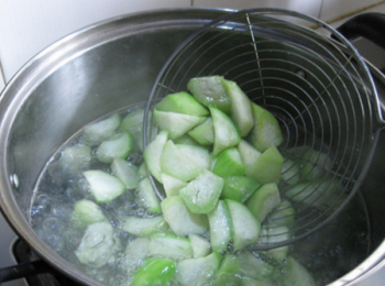 step3: 水開后，下絲瓜煮1分鐘撈起。（熟的快，而且還能不變色）