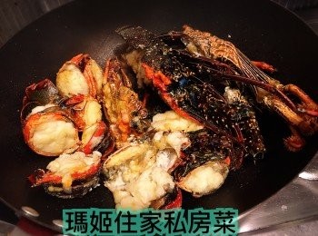 step6: 熱鑊下油👉🏻將龍蝦有肉既部分將佢煎一煎👉🏻見龍蝦開始變色