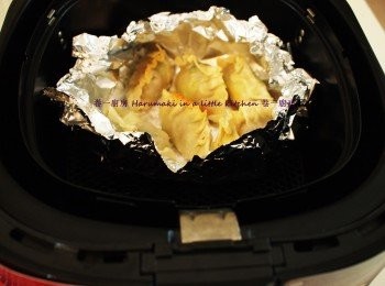 step2: Airfryer步驟: 
1. 把Airfryer 以180℃ 3分鐘預熱
2. 熱鍋水滾放入餃子煮5分鐘
3. 準備鋁箔紙, 塗一層薄油, 把餃子放好
4. Airfryer啟動程式180℃ 10鐘 ; 脆卜卜餃子完成。