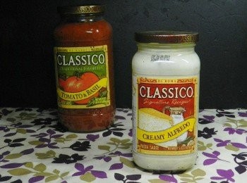 step1: Classico這兩瓶義大利麵醬我都很愛，紅色的是Classico®番茄羅勒口味，白色的是Classico®香濃白醬口味