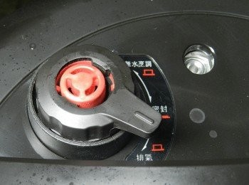 step6: 煮好後，轉至排氣，等氣體都排出後才可以打開鍋蓋(飛利浦智慧萬用鍋利用高壓原理，讓食物在鍋內快速的受熱且快速的熟透，輕鬆的將食物烹煮完成，所以在完成料理時，可以等飛利浦智慧萬用鍋自行退壓，或是手動將氣體排出，減壓後才可以開蓋喔)