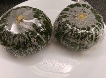 step4: 用微波爐600W溫度焗7分鐘,焗製期間可煮糖水，除椰漿外將餘下的材料放入巳煲滾的熱水煲15分鐘，再將椰漿加入煮滾即熄火備用。南瓜需拆開保鮮紙後用刀切開頂部之後挖走南瓜籽。