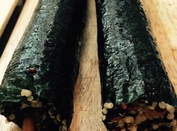 step6: 壽司面塗上麻油，切件即可。