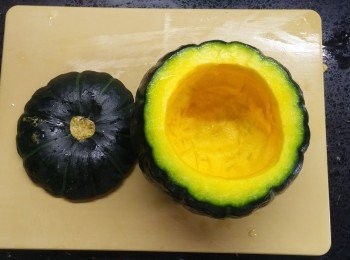 step2: 迷你南瓜切去頂部，再挖走中間囊核，形成南瓜盅, 
將南瓜盅放入蒸爐先蒸20分鐘