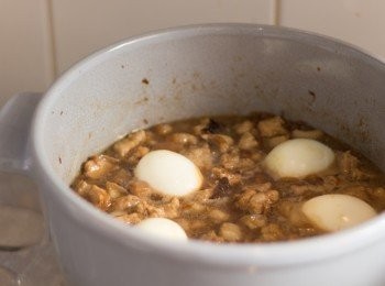 step6: 加入頭抽，油膏，米酒，水及八角，攪勻，煮至滾起，之後加入八角，冰糖及雞蛋