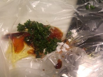 step2: 將<span class="group_2">醃料</span>和迷迭香攪混後把豬頸肉醃一陣。