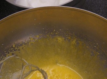 step1: 蛋白加糖用電動打蛋器打發到起鈎, 蛋黃加糖用電動打蛋器打發到淡黃色, 香蕉壓成香蕉蓉, 低筋麵粉和泡打粉混合後過篩備用, 預熱焗爐160度。焗製蛋糕時間需45分鐘。