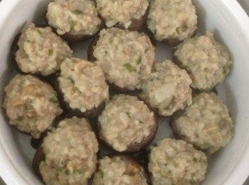 step5: 肉餡醃一小時入味，用勺子把餡勺到香菇上，把做好的香菇擺在蒸盤上下鍋隔水蒸15到20分鐘。