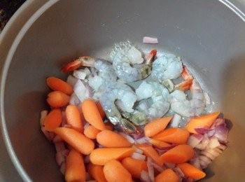 step4: 加入海鮮煮一會。