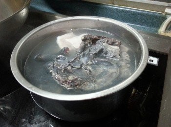 step1: 竹絲雞洗淨斬件,煮滾水將竹絲雞與瘦肉出水3分鐘備用