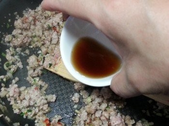 step6: 落魚露炒至豬肉乾身熟透即可