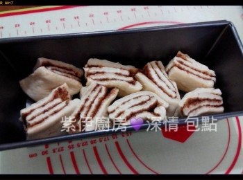 step7: - 再平均切開8份, 隨意放置焗盆中