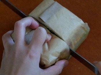 step10: 然後用麵包刀將中間切開